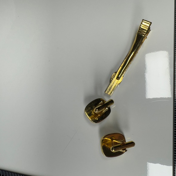 Taiwan Jewelry Gold Tone Black Cufflinks and‎ Tie Clip Set - Picture 6 of 16